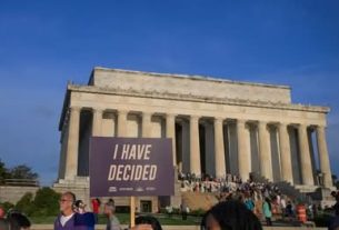 ഈസ്റ്റർ സന്ദേശവുമായി ട്രംപ് ഭരണകൂടം; മതവും രാഷ്ട്രീയവും കലരുന്നതിനെച്ചൊല്ലി തർക്കം