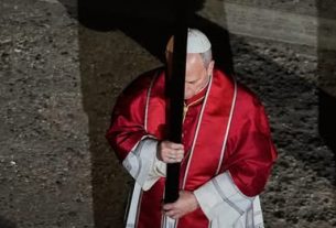 ചരിത്രം കുറിച്ചു റോമിലെ കൊളോസിയത്തിൽ ദുഃഖവെള്ളിയാഴ്ച നടന്ന കുരിശിന്റെ വഴി ശുശ്രൂഷകളിൽ മുഴുവൻ സമയവും തടിമരക്കുരിശ് വഹിച്ച് ലിയോ പതിനാലാമൻ മാർപാപ്പ