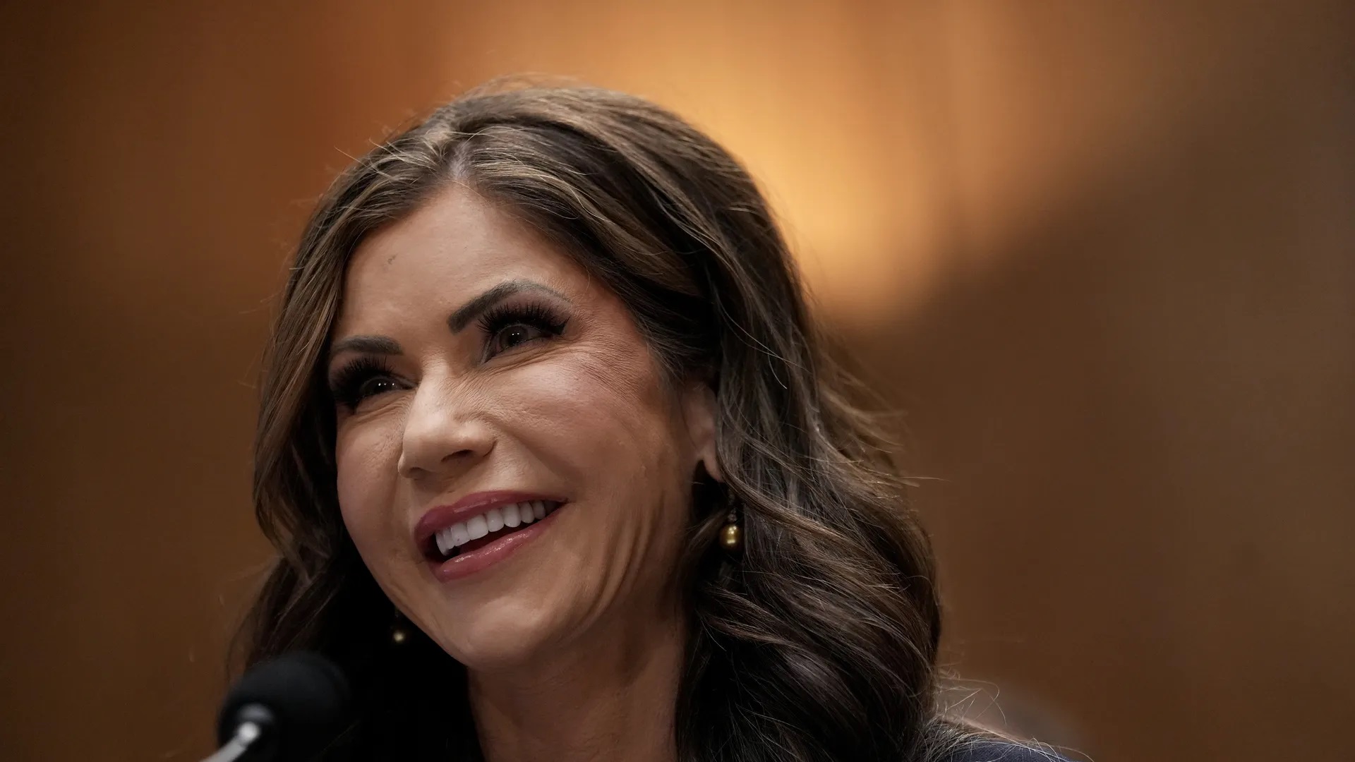 ആഭ്യന്തര സുരക്ഷാ വകുപ്പിൽ വൻ അഴിച്ചുപണി: ക്രിസ്റ്റി നോം രാജിവെച്ചു; പകരക്കാരനായി മാർക്ക്‌വെയ്ൻ മുള്ളിൻ.