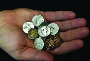 റമദാന്‍ ടെമ്പിള്‍മൌണ്ട് പ്രാര്‍ത്ഥനയുടെ മറവില്‍ 2000 വര്‍ഷം പഴക്കമുള്ള യഹൂദ നാണയങ്ങള്‍ കടത്താന്‍ ശ്രമിച്ച ഡോക്ടര്‍ കസ്റ്റഡിയില്‍