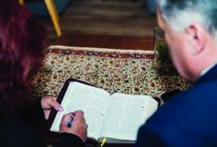 യുദ്ധത്തിനിടയിലും ദശലക്ഷക്കണക്കിനു ബൈബിളുകളും സാഹിത്യങ്ങളും ഇറാനികള്‍ക്ക് എത്തിക്കാന്‍ യു.എസ്. ക്രൈസ്തവര്‍