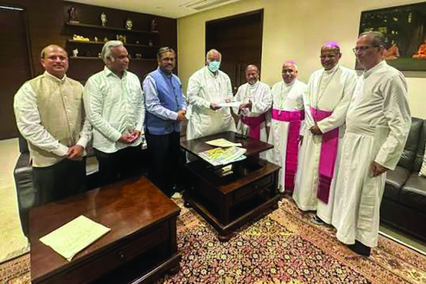 കര്‍ണാടകയിലെ മതപരിവര്‍ത്തന നിരോധന നിയമം പിന്‍വലിക്കണമെന്ന് ആവശ്യപ്പെട്ട് ക്രിസ്ത്യന്‍ നേതാക്കള്‍ ഖാര്‍ഗയെ കണ്ടു