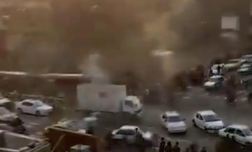 ഇറാനിൽ ഭരണകൂടവിരുദ്ധ പ്രക്ഷോഭം ശക്തമാകുന്നു: ബാരിക്കേഡുകൾ തകർത്ത് വിദ്യാർത്ഥികളും തെരുവിലേക്ക്.