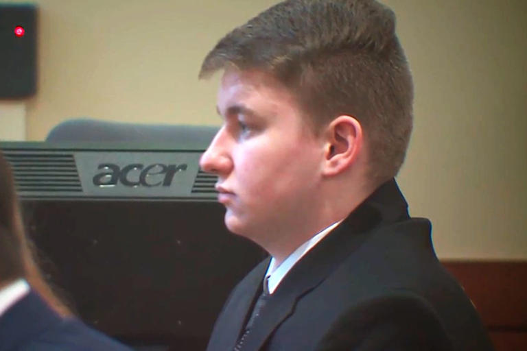 സ്വന്തം കുഞ്ഞിനെ കാട്ടിലേക്ക് കൊണ്ടുപോയി വെടിവെച്ചു കൊന്ന പിതാവിന് ജീവപര്യന്തം ശിക്ഷ പി പി ചെറിയാൻ വിസ്‌കോൺസിൻ : വിസ്‌കോൺസിനിൽ മൂന്ന് വർഷം മുമ്പ് നവജാത ശിശുവായിരുന്ന സ്വന്തം മകളെ ക്രൂരമായി വെടിവെച്ചു കൊലപ്പെടുത്തിയ കേസിൽ യുവാവിന് കോടതി ജീവപര്യന്തം തടവുശിക്ഷ വിധിച്ചു. 21 വയസ്സുകാരനായ ലോഗൻ ക്രൂക്കൻബെർഗ് ആൻഡേഴ്സനെയാണ് കോടതി ശിക്ഷിച്ചത്. 2021-ലായിരുന്നു നാടിനെ നടുക്കിയ സംഭവം. അന്ന് 16 വയസ്സുകാരനായിരുന്ന ലോഗൻ, തന്റെ കാമുകി ബാത്ത് ടബ്ബിൽ ജന്മം നൽകിയ പെൺകുഞ്ഞിനെ കാട്ടിലേക്ക് കൊണ്ടുപോയി. മഞ്ഞുമൂടിയ കാട്ടിൽ കുഞ്ഞിനെ ഉപേക്ഷിച്ച ശേഷം തലയ്ക്ക് രണ്ട് തവണ വെടിവെച്ച് കൊലപ്പെടുത്തുകയായിരുന്നു. കുഞ്ഞ് തന്റെ ജീവിതത്തിന് ഒരു തടസ്സമാകുമെന്ന് കരുതിയാണ് ലോഗൻ ഈ ക്രൂരകൃത്യം ചെയ്തതെന്ന് പ്രോസിക്യൂട്ടർമാർ കോടതിയിൽ പറഞ്ഞു. കുഞ്ഞിനെ ദത്തെടുക്കാൻ ഒരാൾക്ക് കൈമാറി എന്നായിരുന്നു പ്രതി ആദ്യം പോലീസിനോട് പറഞ്ഞിരുന്നത്. എന്നാൽ പിന്നീട് നടത്തിയ അന്വേഷണത്തിൽ സത്യാവസ്ഥ പുറത്തുവരികയായിരുന്നു. മാർച്ച് 16 തിങ്കളാഴ്ച നടന്ന വാദത്തിനൊടുവിലാണ് കോടതി ശിക്ഷാവിധി പ്രഖ്യാപിച്ചത്. ജീവപര്യന്തം തടവിന് ശിക്ഷിക്കപ്പെട്ട ഇയാൾക്ക് 45 വർഷത്തെ ജയിൽവാസത്തിന് ശേഷം മാത്രമേ ഇളവുകളെ കുറിച്ച് അപേക്ഷിക്കാൻ സാധിക്കൂ.