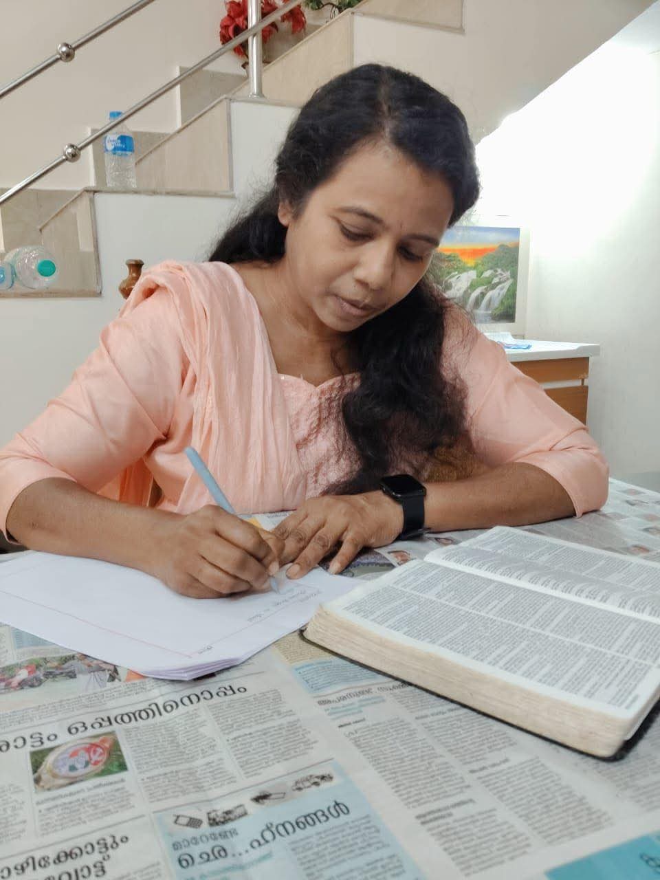 കയ്യെഴുത്തു ബൈബിൾ രചനയിൽ ചരിത്രം രചിച്ചു ജയശ്രീ വിജയകുമാർ