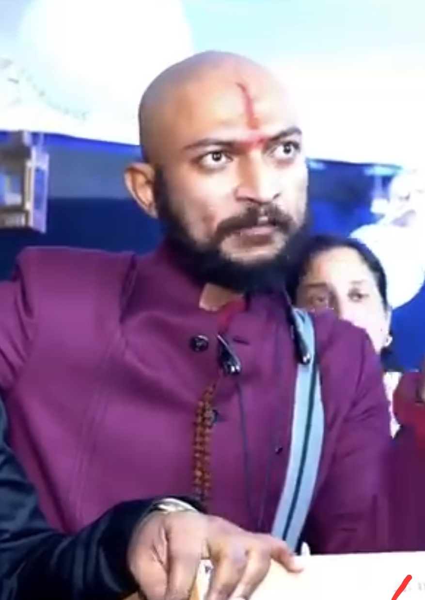 ക്രിസ്തീയ ആരാധനാലയത്തിലെ അൾതാരയിൽ അതിക്രമിച്ചു കയറി ഭീകരാന്തരീക്ഷം സൃഷ്ടിച്ച് കൊലവിളി