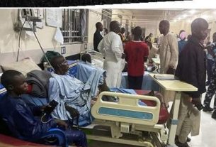 പ്രാര്‍ത്ഥനയ്ക്കിടെയുണ്ടായ ബോംബ് സ്‌ഫോടനത്തില്‍ അഞ്ച് പേര്‍ കൊല്ലപ്പെട്ടു.