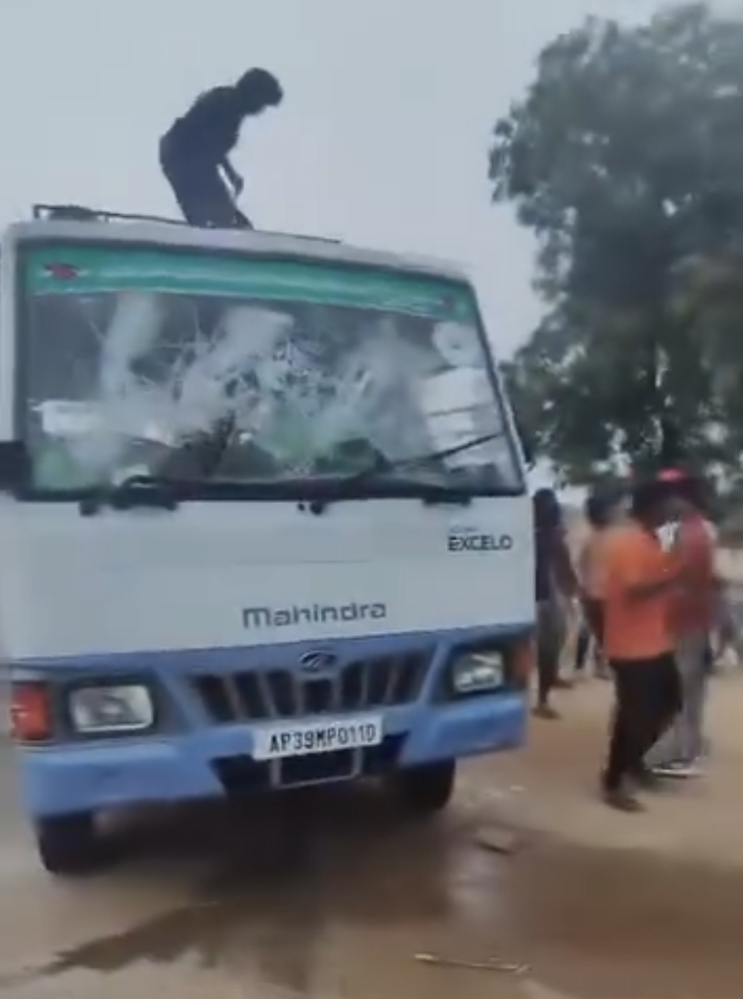 ആന്ധ്രാപ്രദേശിൽ സുവിശേഷ വിരോധികളുടെ സംഘം ഗോസ്പൽ റ്റീമിന്റെ പുതിയ ബസ് അടിച്ച് തകർത്തു.