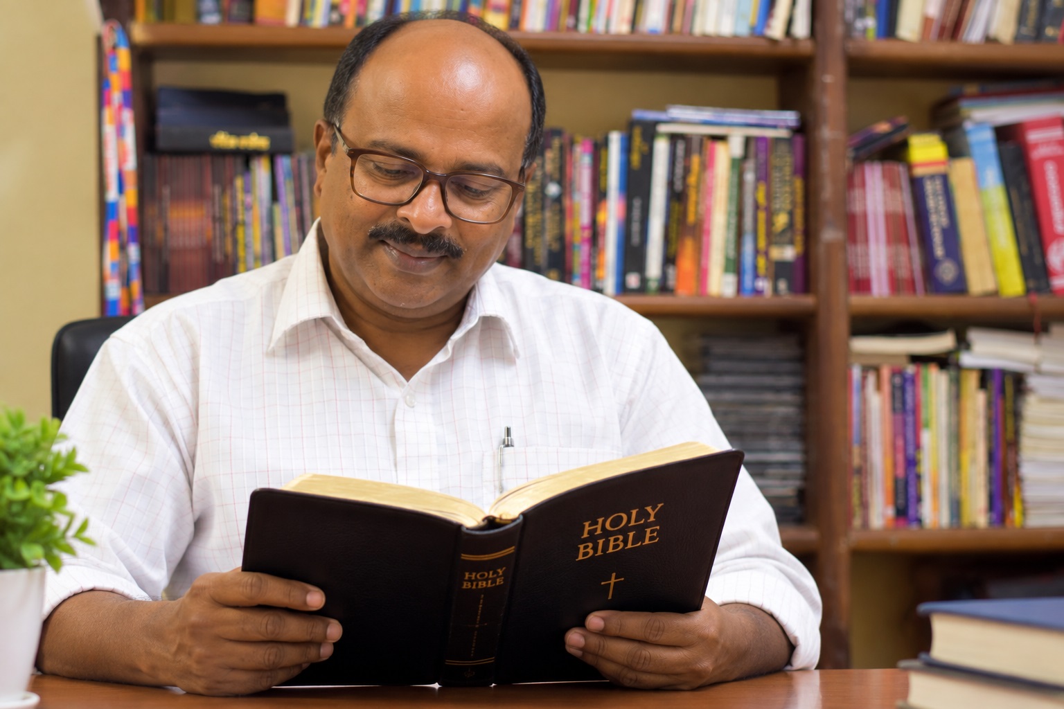 വായിക്കേണ്ടിയ പുസ്തകം ബൈബിള്‍ (എഡിറ്റോറിയൽ) പാസ്റ്റർ ഷാജി എസ്