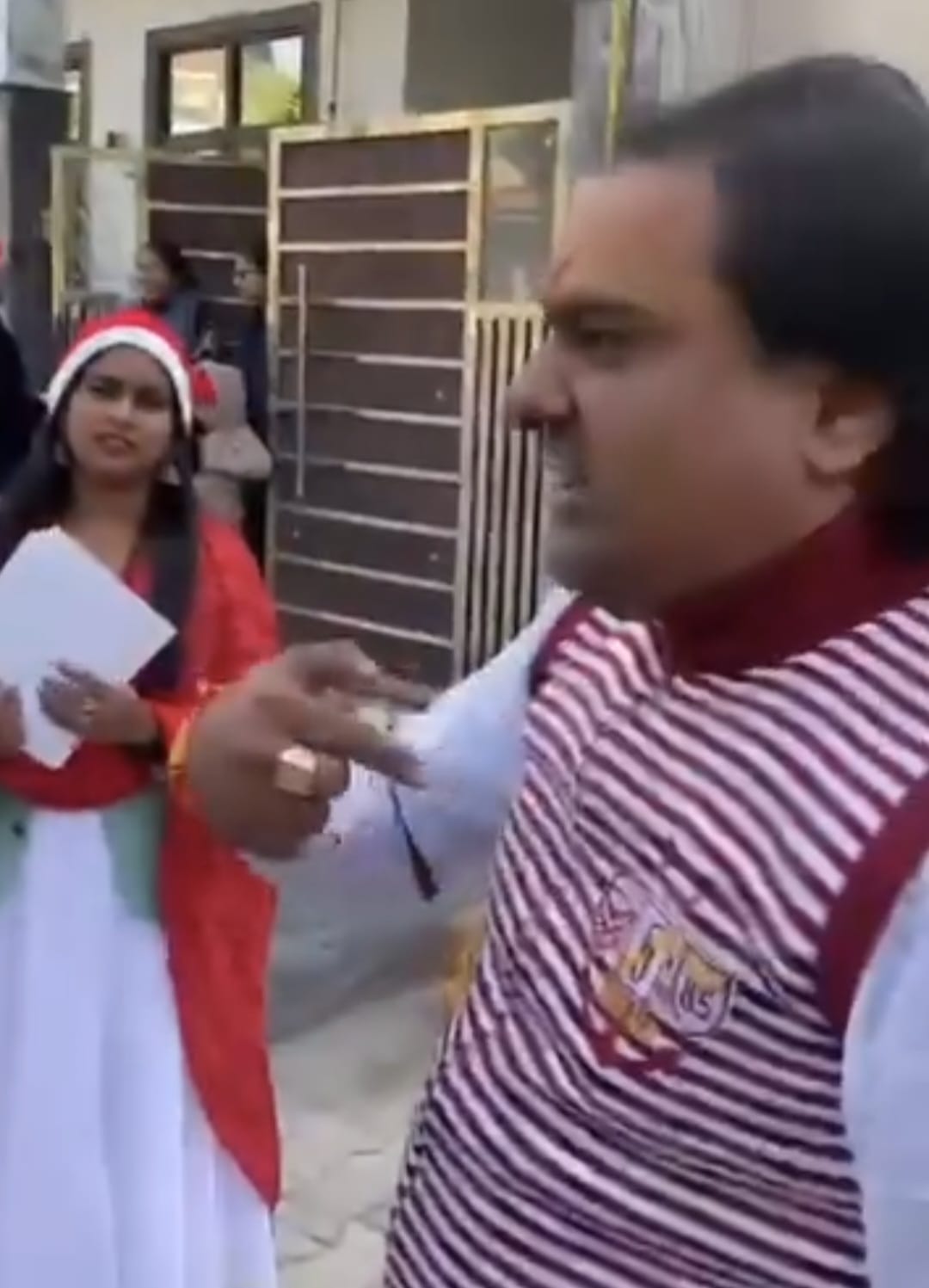 സമാധാന സന്ദേശവുമായി കടന്നു പോകുന്നവരെ വിലക്കുന്നു.