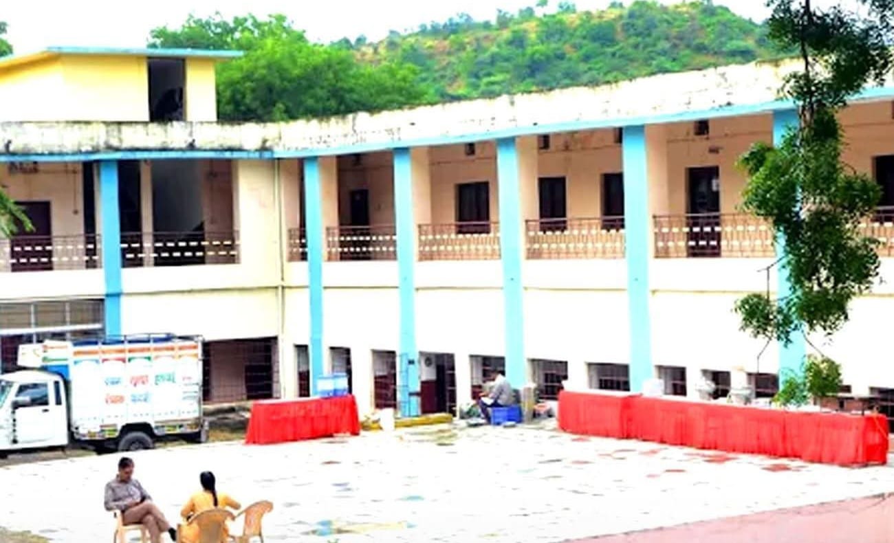 രാജസ്ഥാനിലെ ദുംഗർപൂർ ജില്ലയിൽ പ്രവർത്തിച്ചിരുന്ന സെന്റ് പോൾസ് സ്കൂളിന്റെ പ്രവർത്തനാനുമതി നിഷേധിച്ചു.